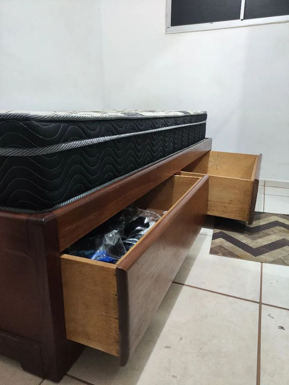 Cama de solteiro com gavetas e colchão ortopédico 