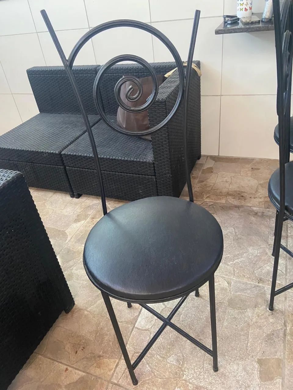Mesa de ferro com tampo de vidro + 6 cadeiras - Foto 2