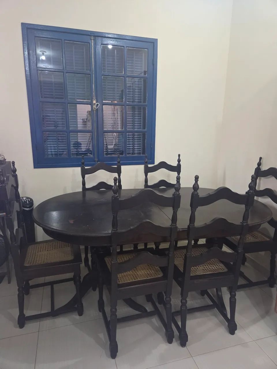 Oferta imperdível! Mesa e cadeiras antigas de madeira estilo colonial - Foto 3