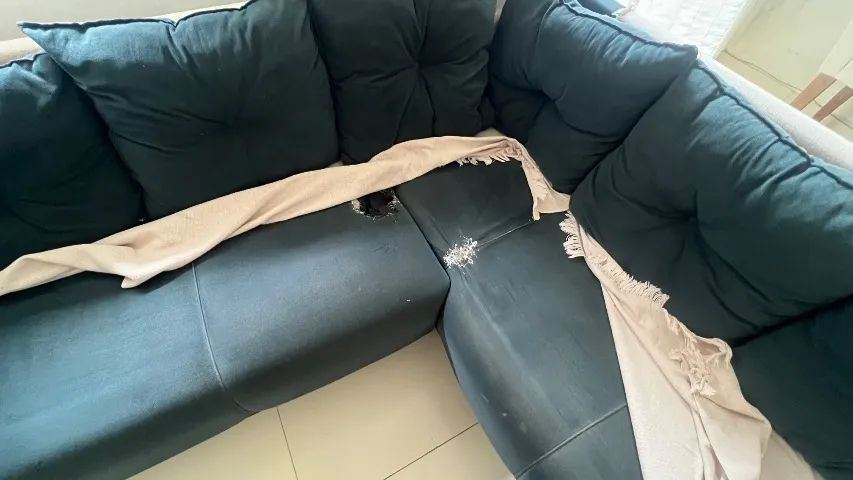 Sofá de canto 3m, 6 almofadas , 4/5 lugares  com avaria causada pelo cachorro  - Foto 4