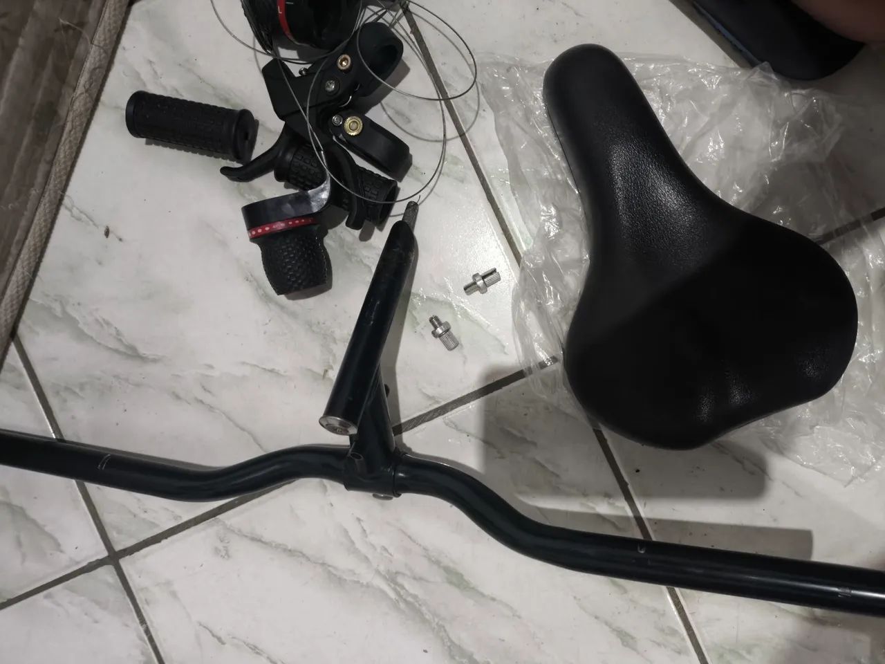 Peças de bicicleta, guidão, cela e marcha  - Foto 2