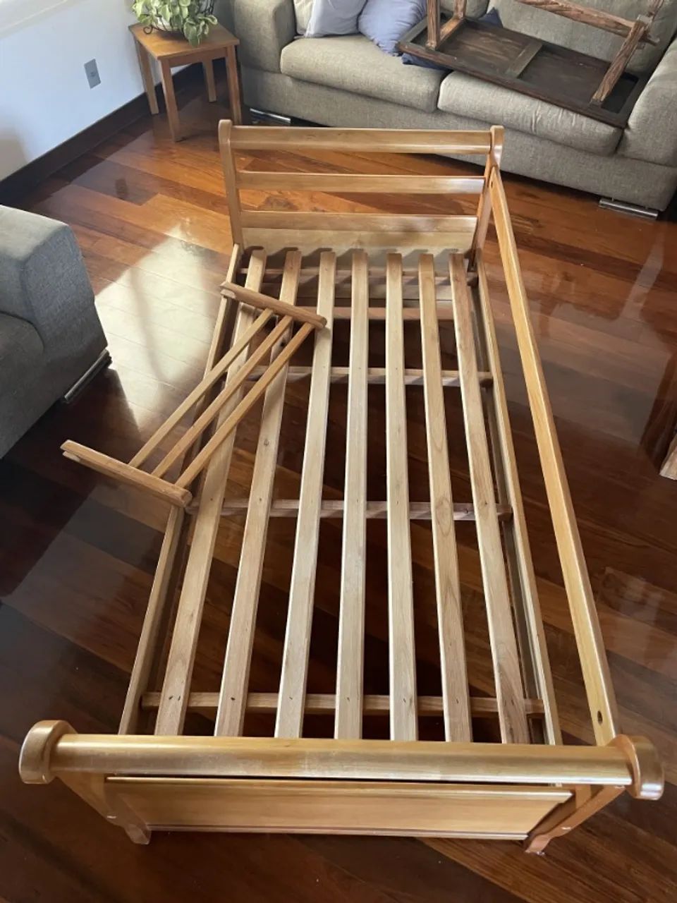 Cama de solteiro de madeira maciça com grade de proteção removível - Foto 5