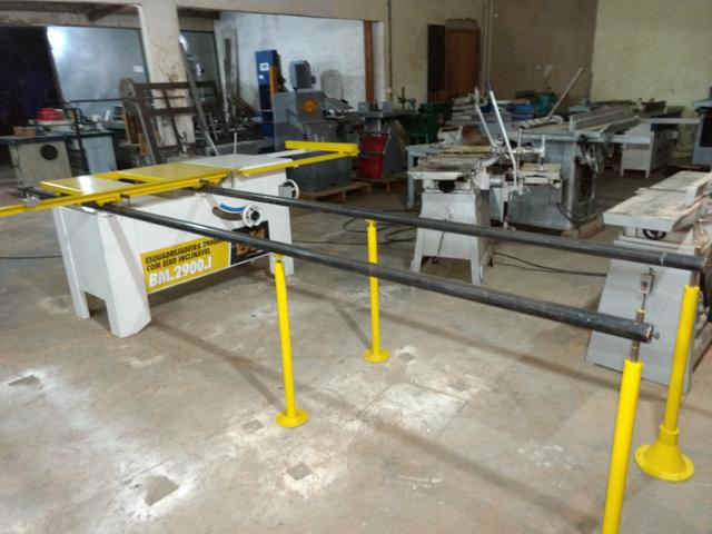Esquadrejadeira MAKSIWA 2900 milímetros de corte no carrinho eixo enclinavel semi nova