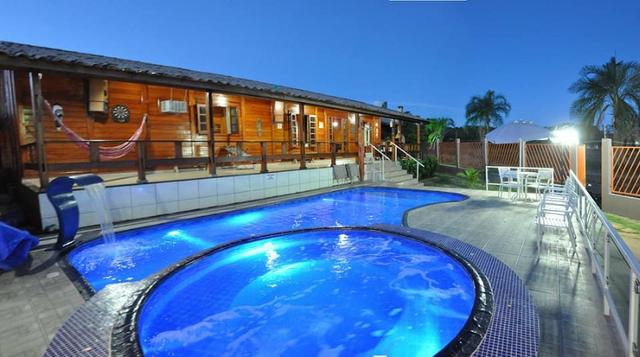 Casa com piscina aquecida na beira do lago