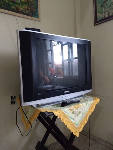 Televisão de tubo grande para retirada de peça