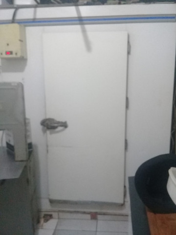Câmera fria 2.00x220x1.80 bom estado