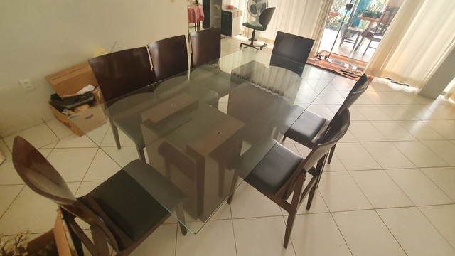 Vende -se Mesa de Vidro e Madeira escura