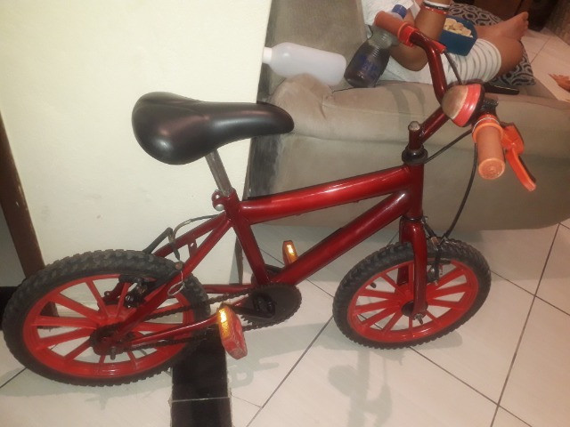 Bicicleta infantil vermelha - Foto 2