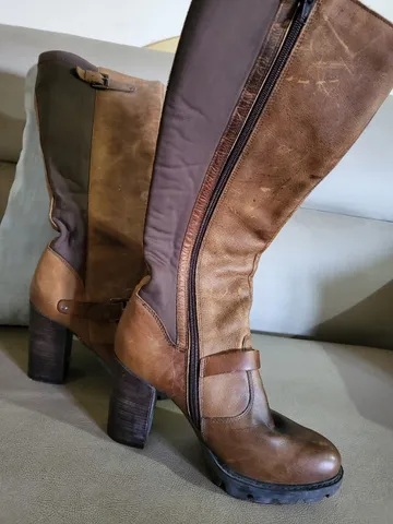 Bota cano longo em couro