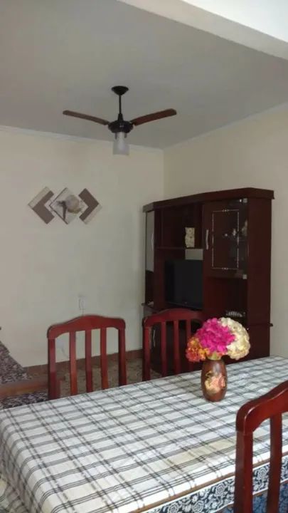 Apartamento 80 metros da praia. Garagem garantida e elevador.  Arejado.