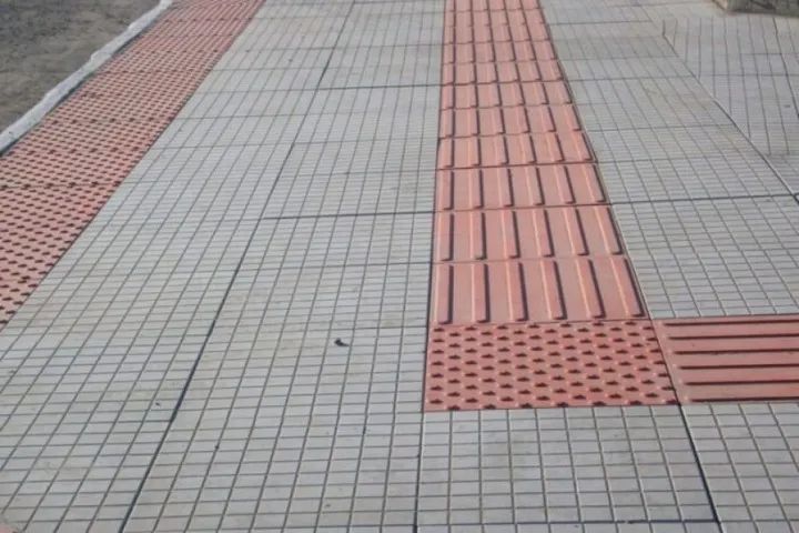 Ladrilho de concreto / Piso tatil