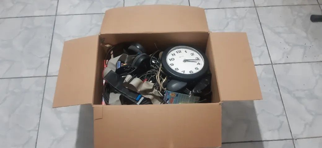 Caixa com diversos objetos. - Foto 2