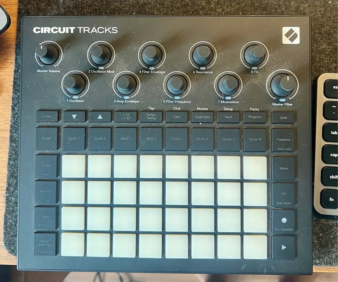 Novation Circuit Tracks - Sequenciador de Samples e Sintetizadores