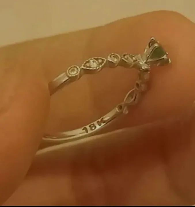 Anel de diamantes com esmeralda 
