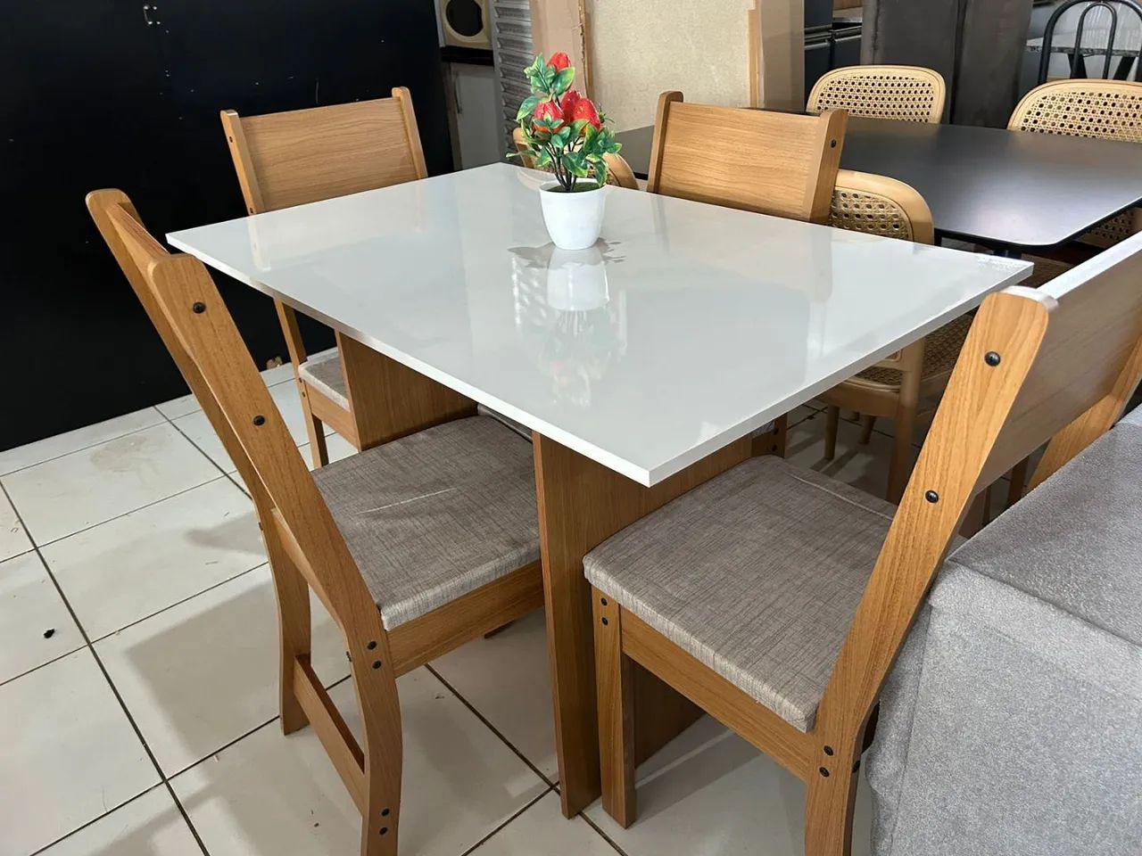 Mesa tampo MDF com 4 cadeiras  - Foto 2