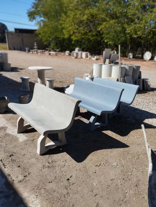 Bancos de praça personalizados, de concreto. 