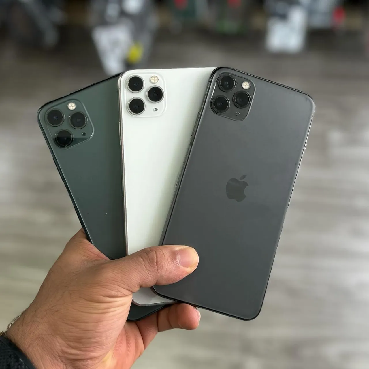 ? IPhone 11 pro Max 64gb Branco / verde / preto