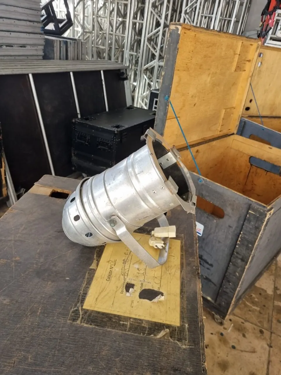 Refletor PAR 56 de alumínio, Longo com lâmpada de 500W (usado)