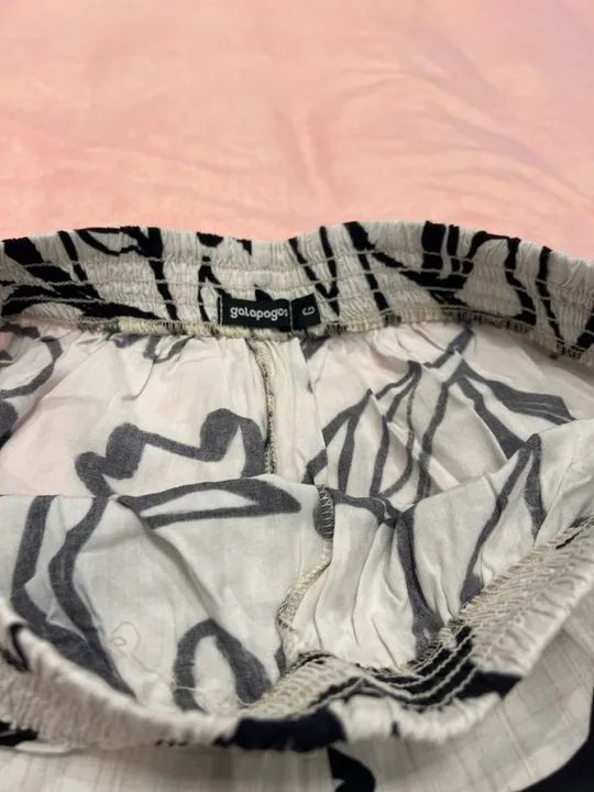 short viscose branco com flores Galápagos - Foto 2