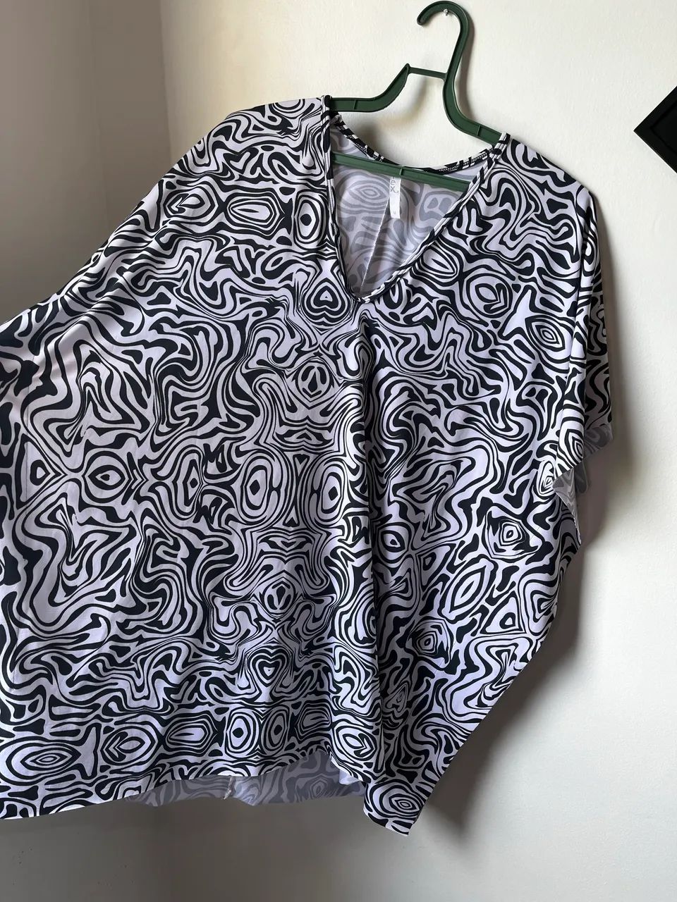 Saída de praia estampada em branco e preto - Foto 3