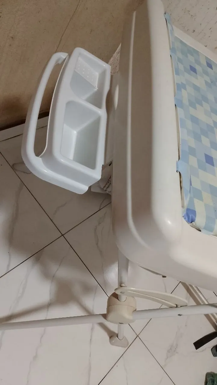 Trocador e banheira de bebê com estrutura em aço
