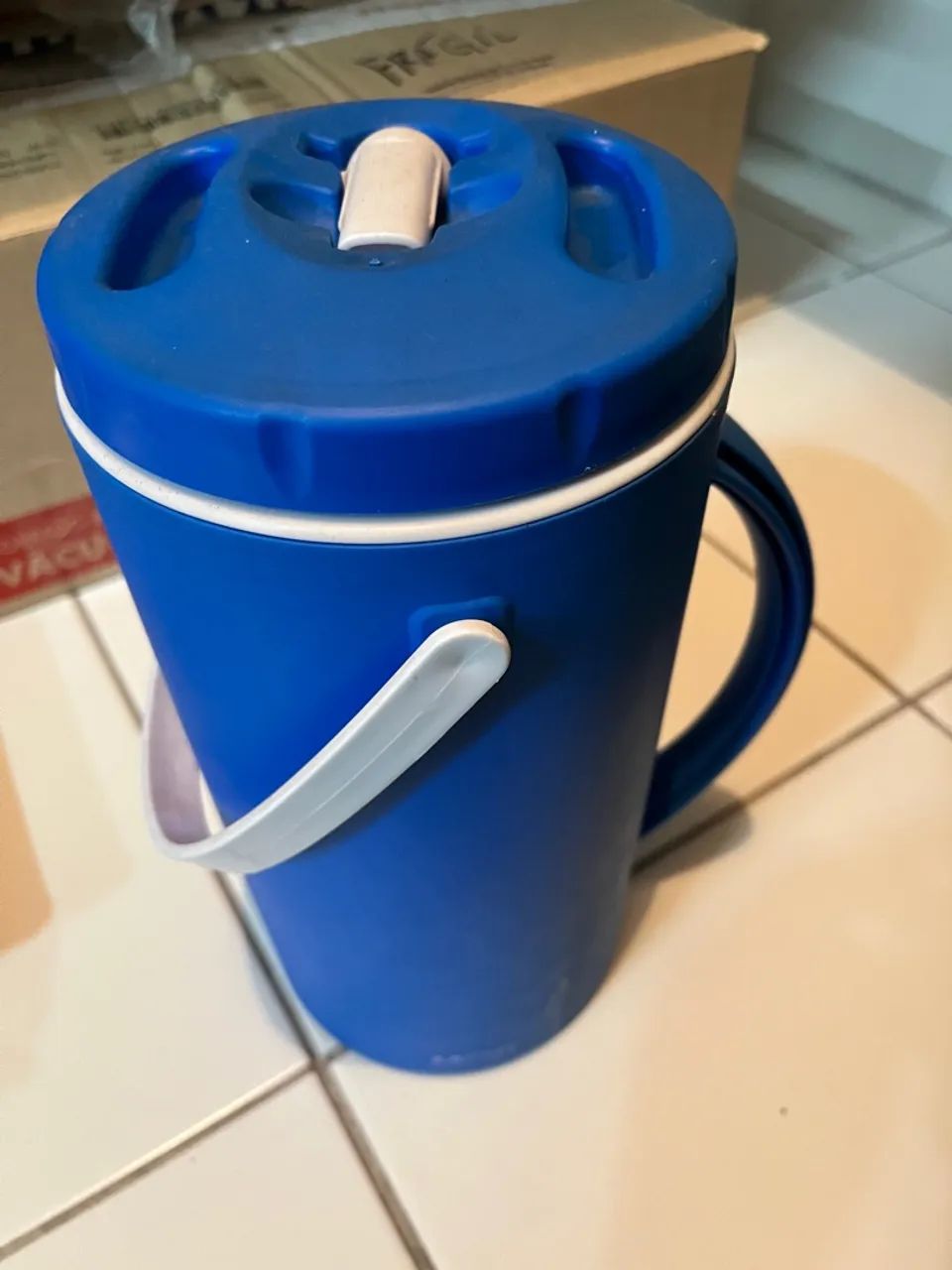Copo de Plástico com Tampa  e Alça  marca mor ! Térmica de 2,5 l - Foto 2