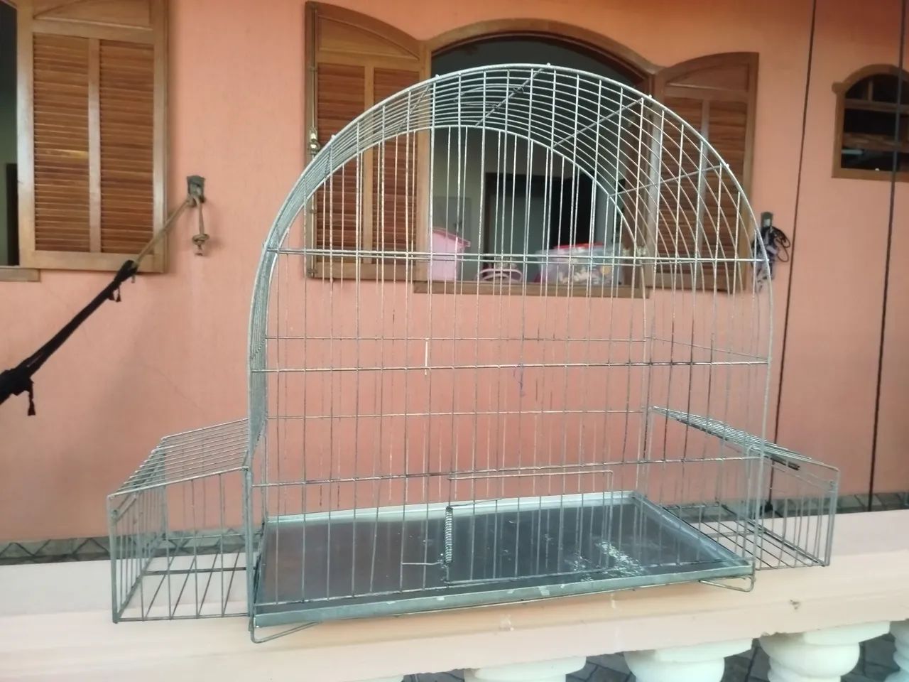 Gaiola de pássaro preto 