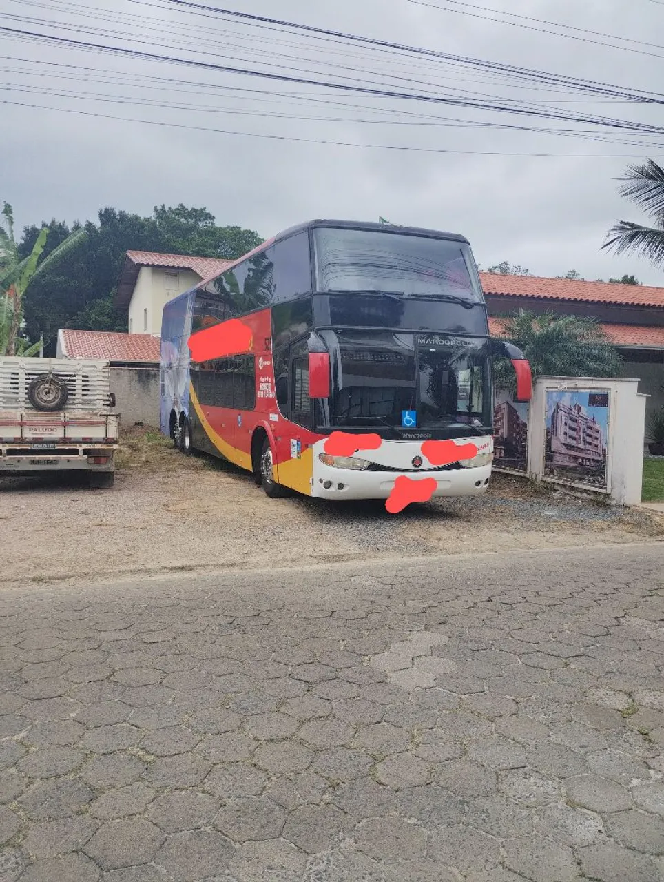 Mercedes O400 42 lugares e Volvo B12 DD 48 lugares ambos ano 98.