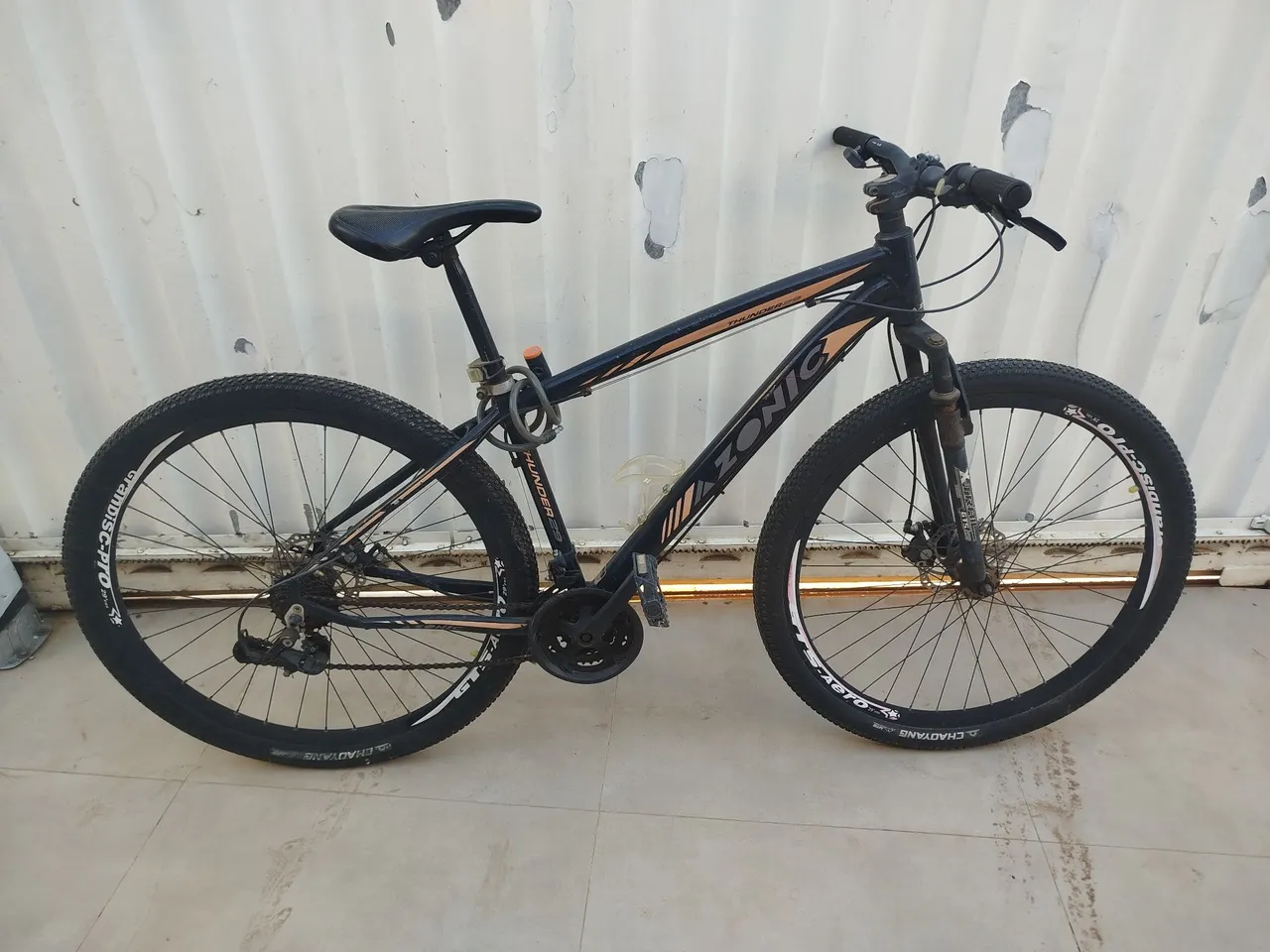 Bicicleta Zonic Thunder aro 29 + roupa de ciclismo calça e bermuda