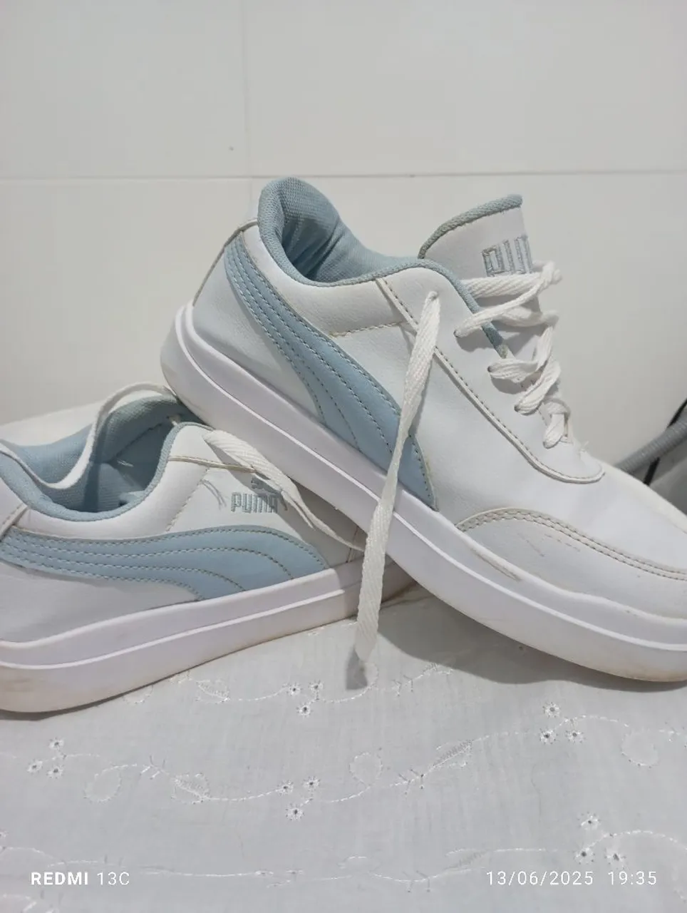 Tênis Puma branco com detalhes em azul
