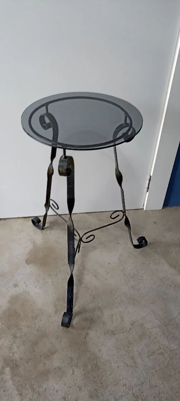 Mesa de canto com tampo de vidro