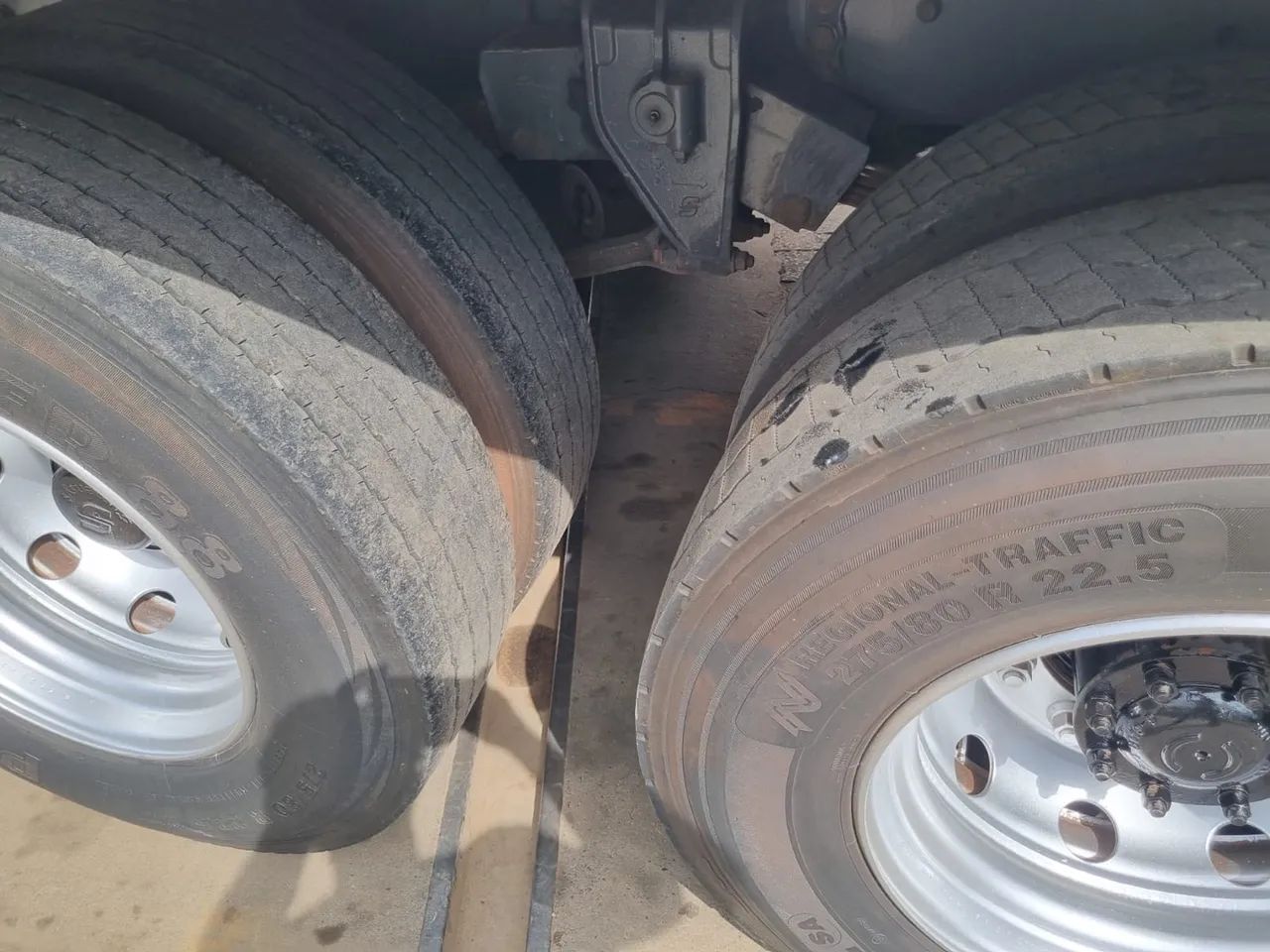 Volvo VM 330 8X2  - Foto 12