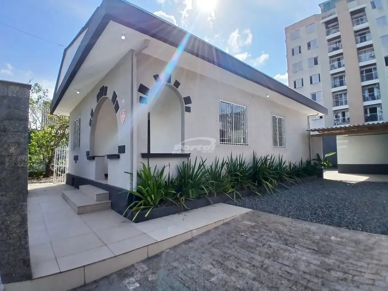 Casa comercial disponível para locação no Bairro Garcia, em Blumenau/SC.