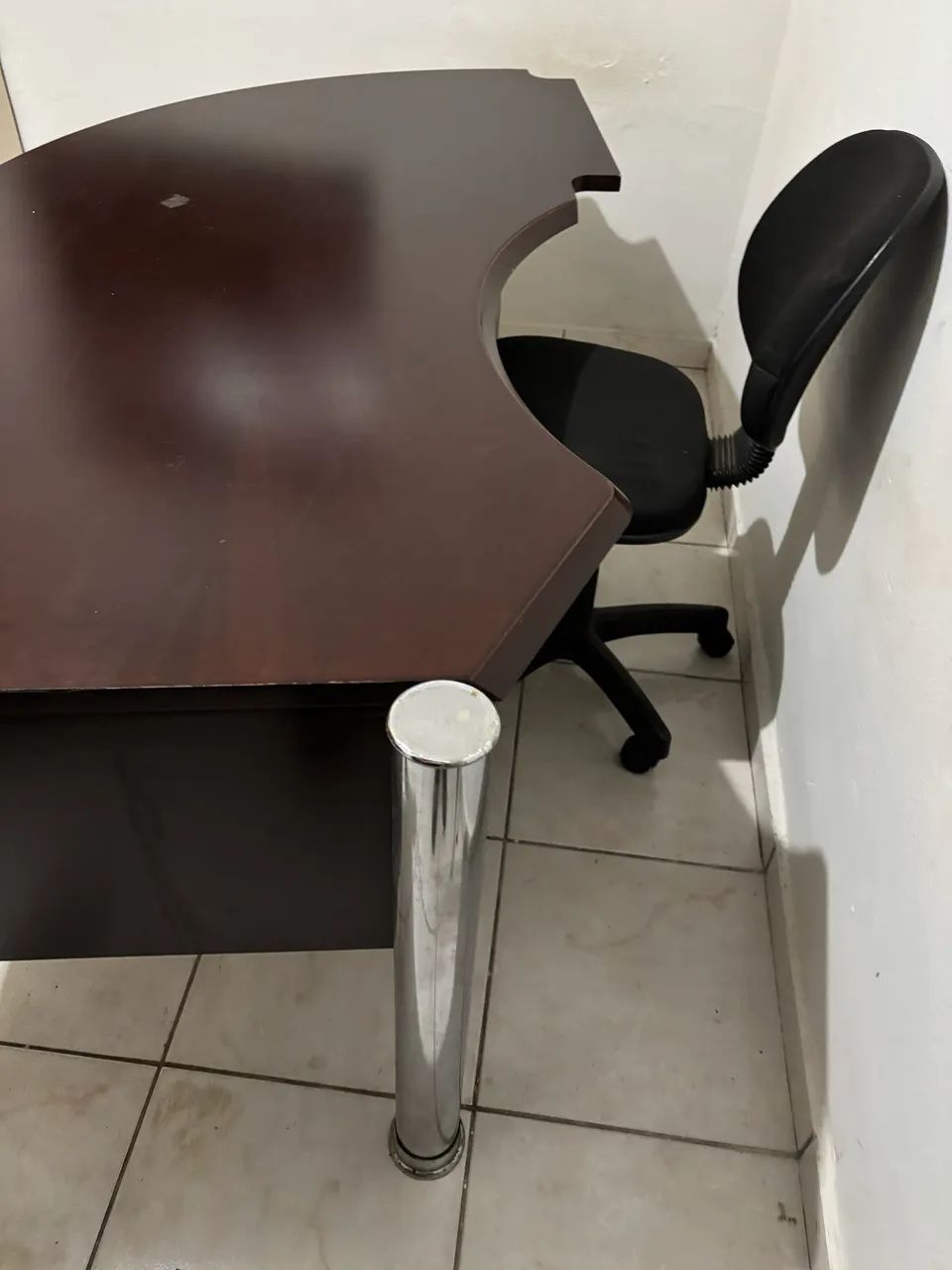 Selling office desk with chair.