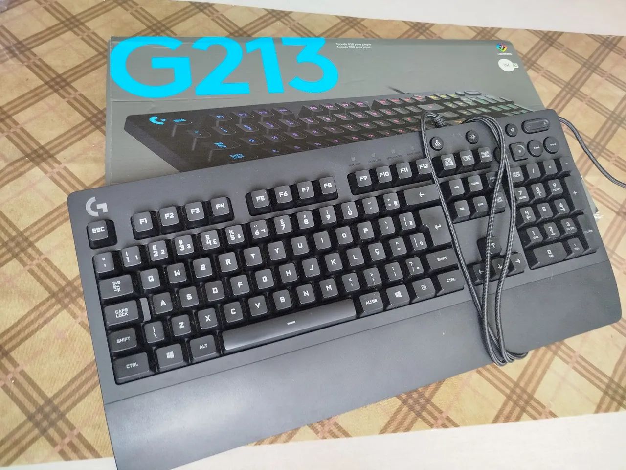 Teclado Gamer Logitech G213 RGB