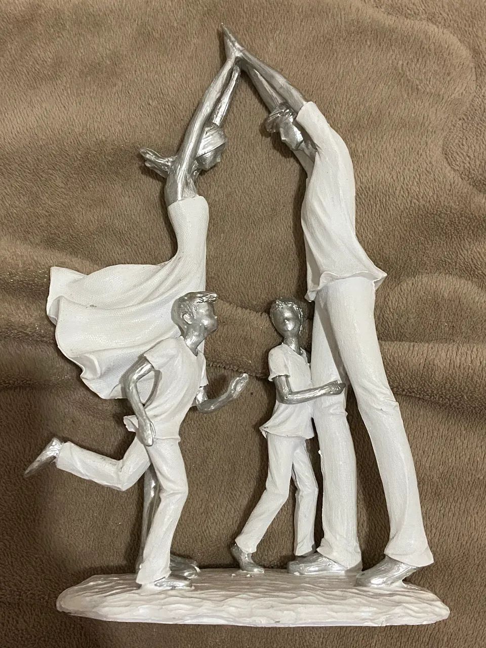 Escultura família dois filhos 