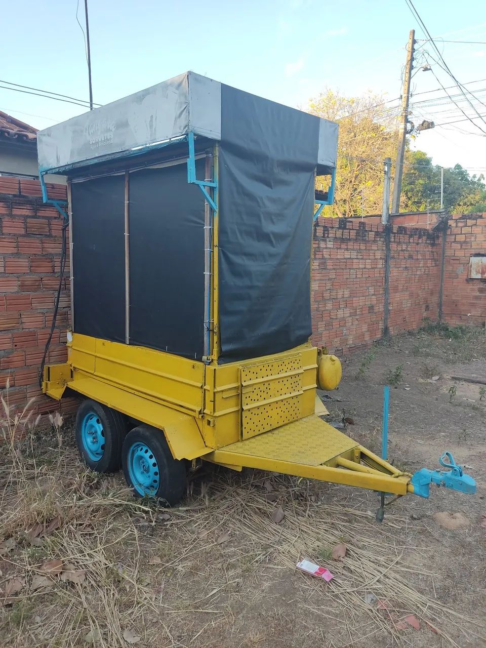 Trailer com máquina de sorvete e freezer 