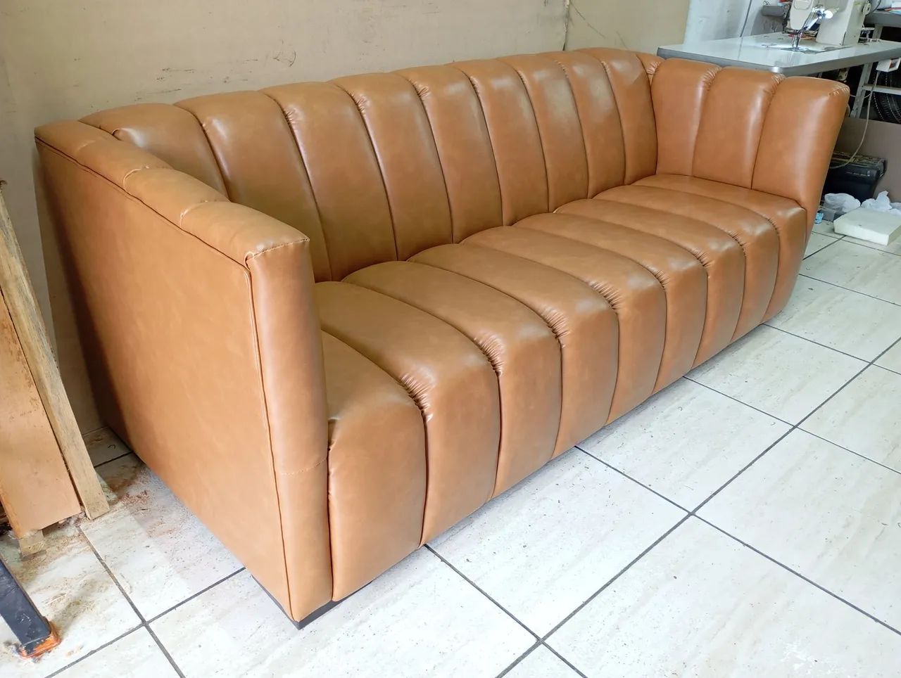 Sofá de Couro Moderno e Elegante veja a descrição completa 