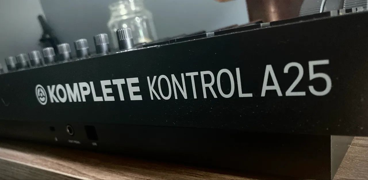 CONTROLADORA MIDI KOMPLETE KONTROL A25 - Instrumentos musicais