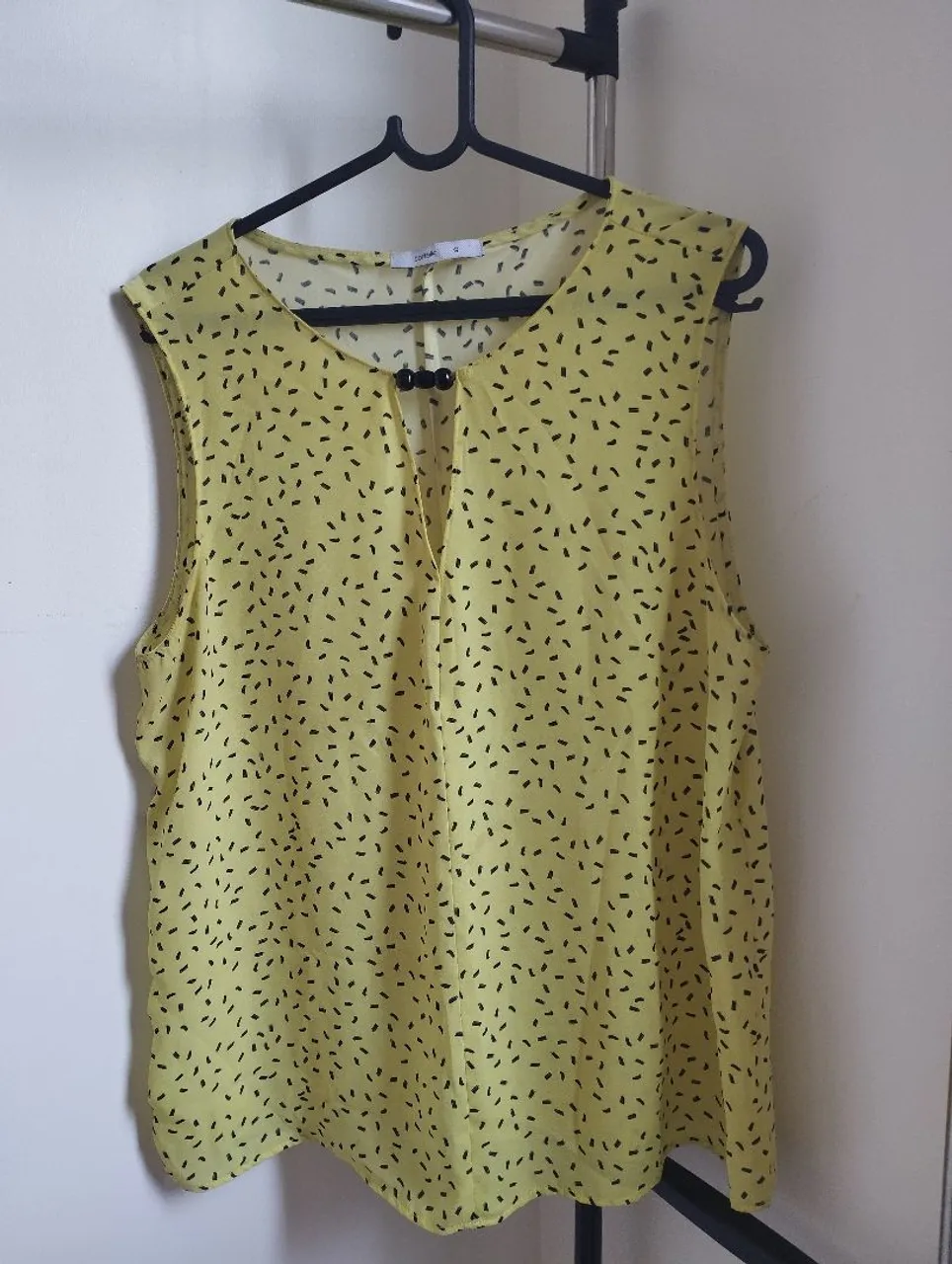 Blusa Amarela com Detalhes em Preto
