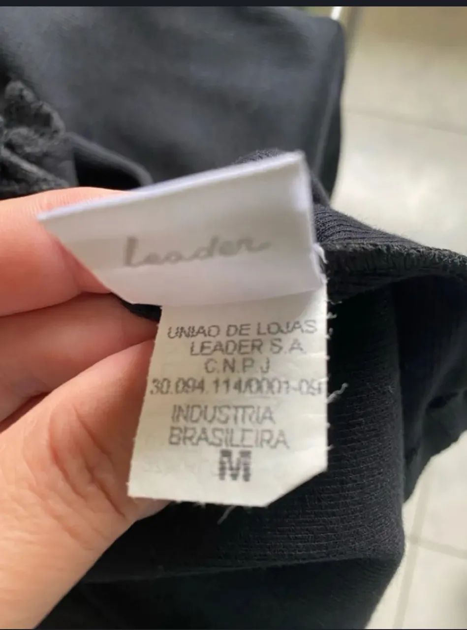 Blusa preta com detalhe em renda - Foto 3
