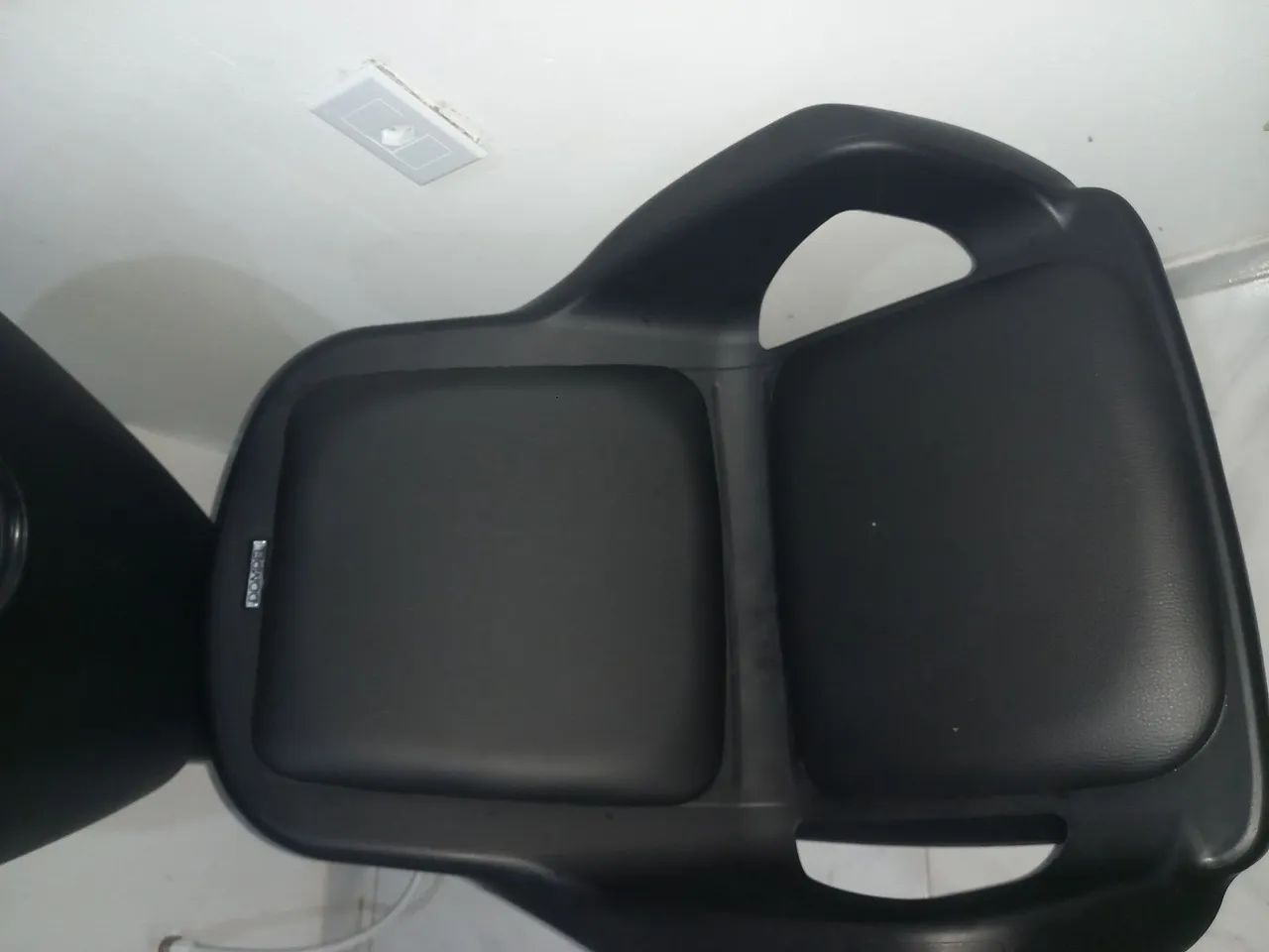 Cadeira de Barbeiro/ cabelereiro Giratória - Preta - Foto 4