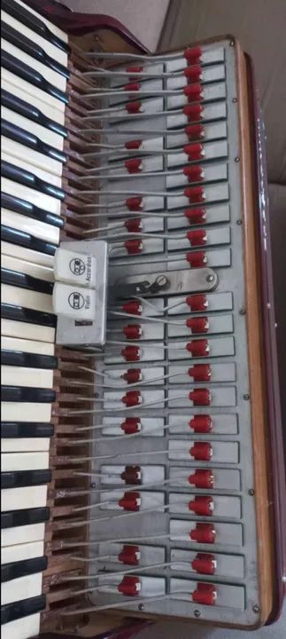 Acordeon Todeschini 120 baixos,  em terça de vóz som alto, afinada recente - Foto 3