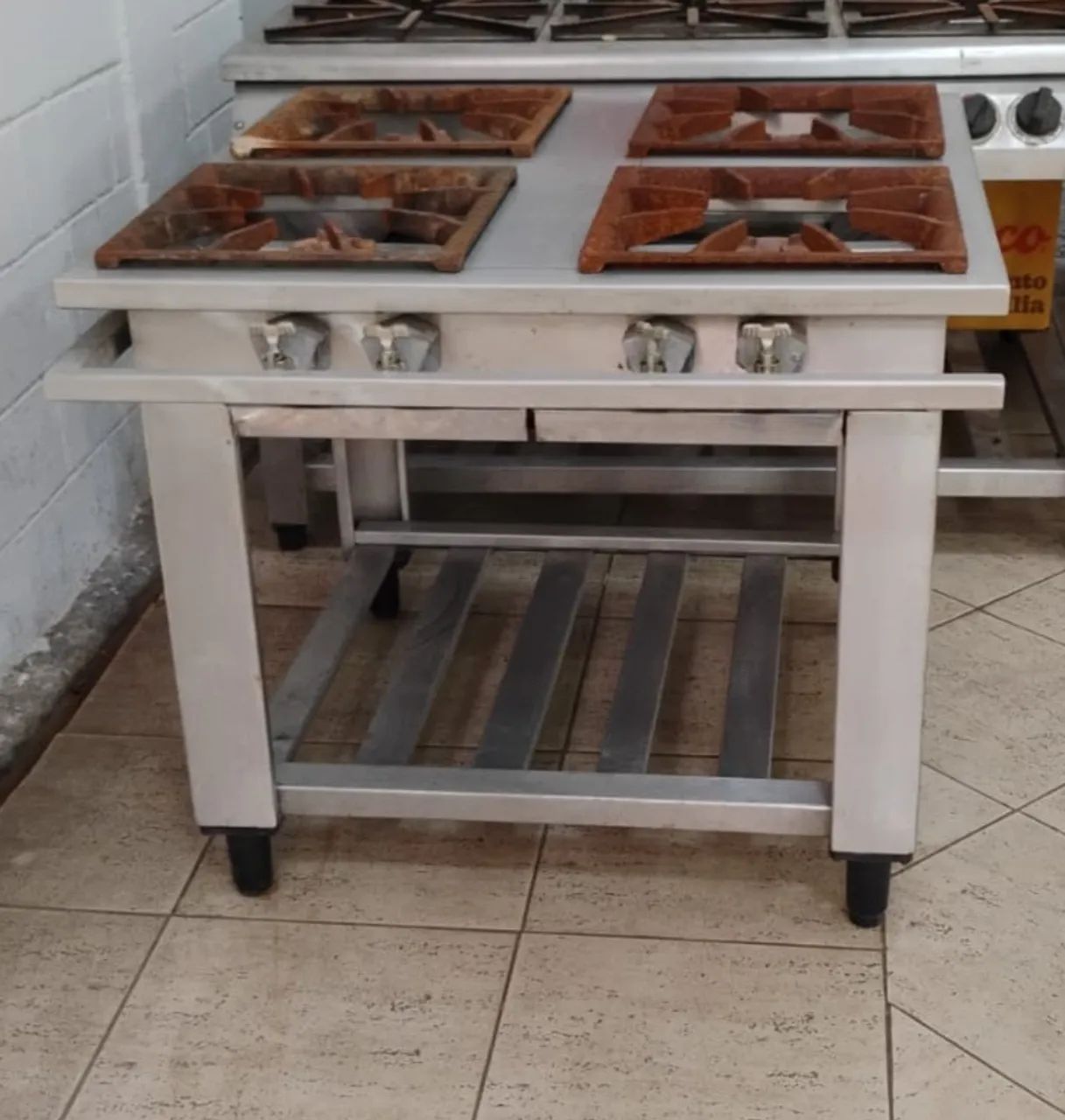 Fogão industrial 4 bocas.