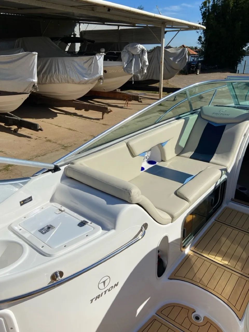 LANCHA TRITON 275 SPORT 2023 banheiro fechado 2 quartos de casal impecável   - Foto 7