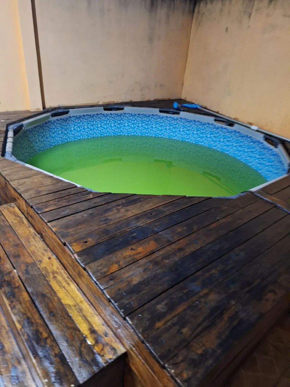 Piscina com deck de madeira  - Foto 3