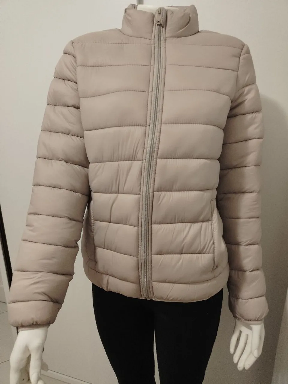 Jaqueta Puffer Bege Elegante e Confortável