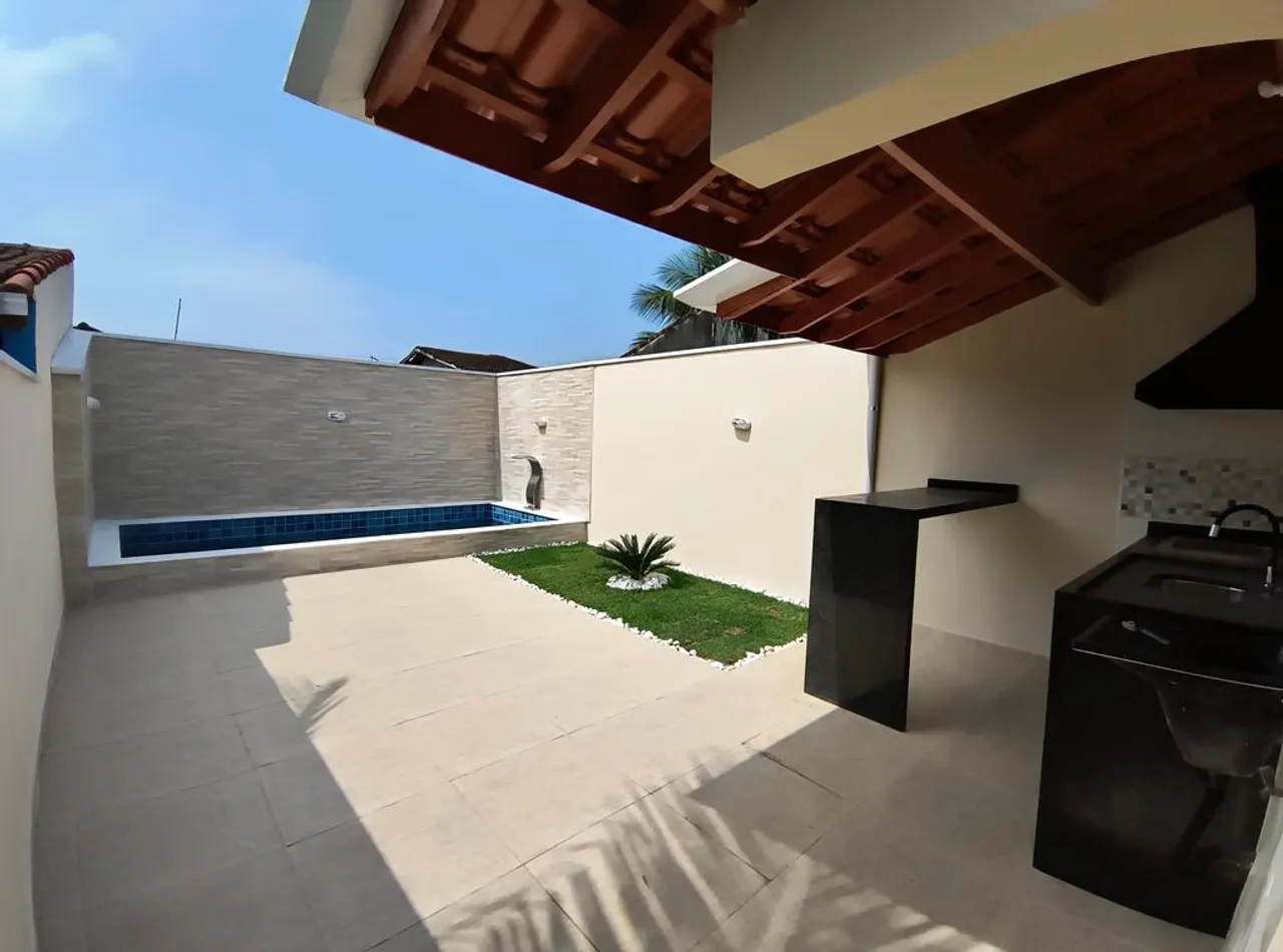 Casa com Piscina à Venda no Flórida Mirim em Mongaguá 2 Quartos e Área Gourmet