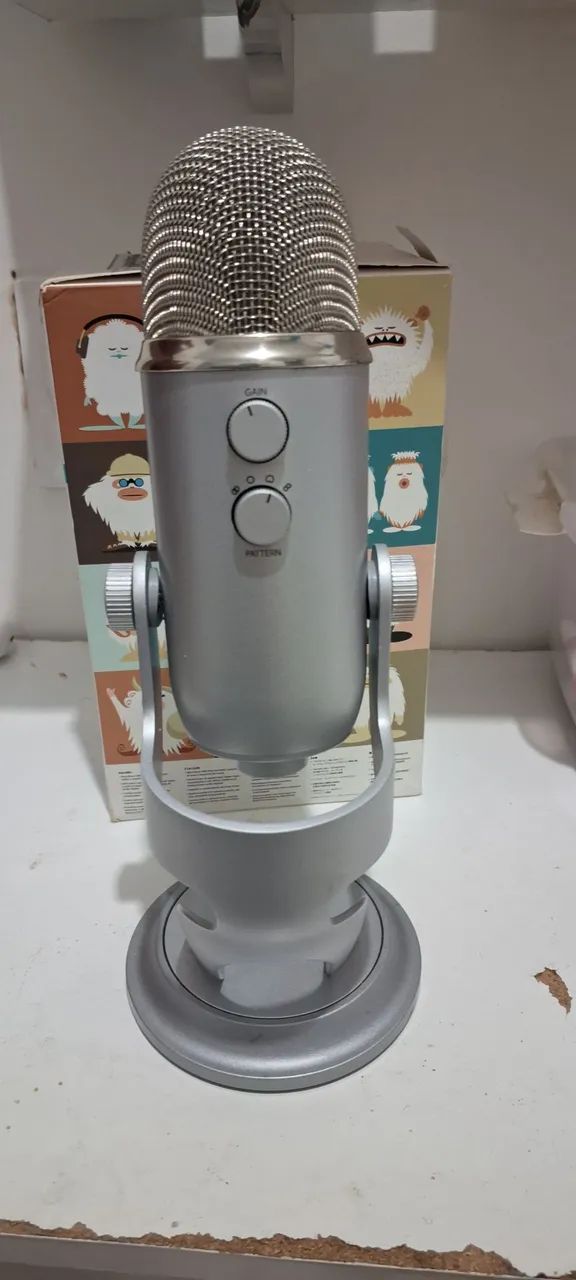 Microfone Blue Yeti USB Condensador para Streaming e Gravação
