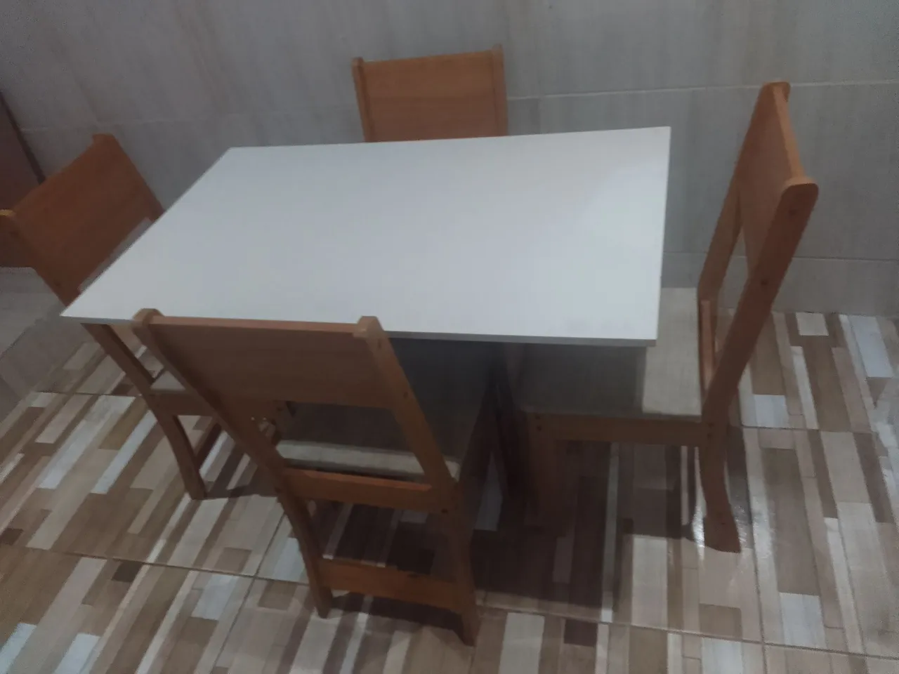Conjunto de mesa com 4 cadeiras